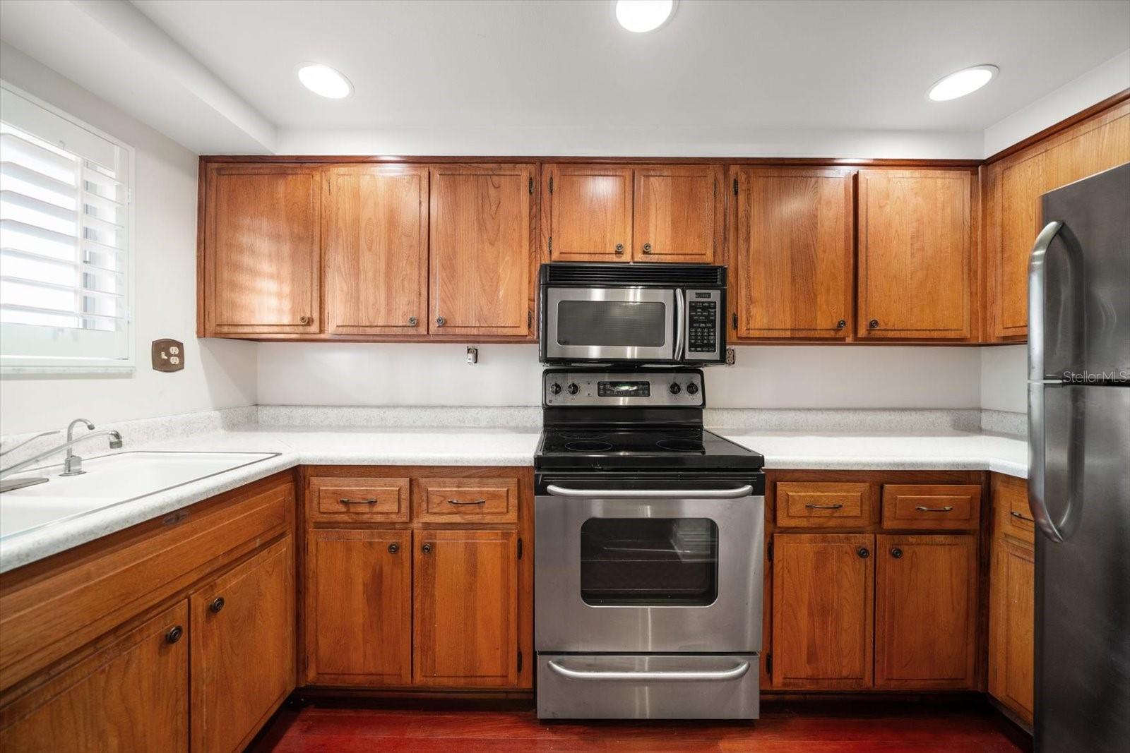 SUNSHINE TOWERS APT RESIDENCES - Residential