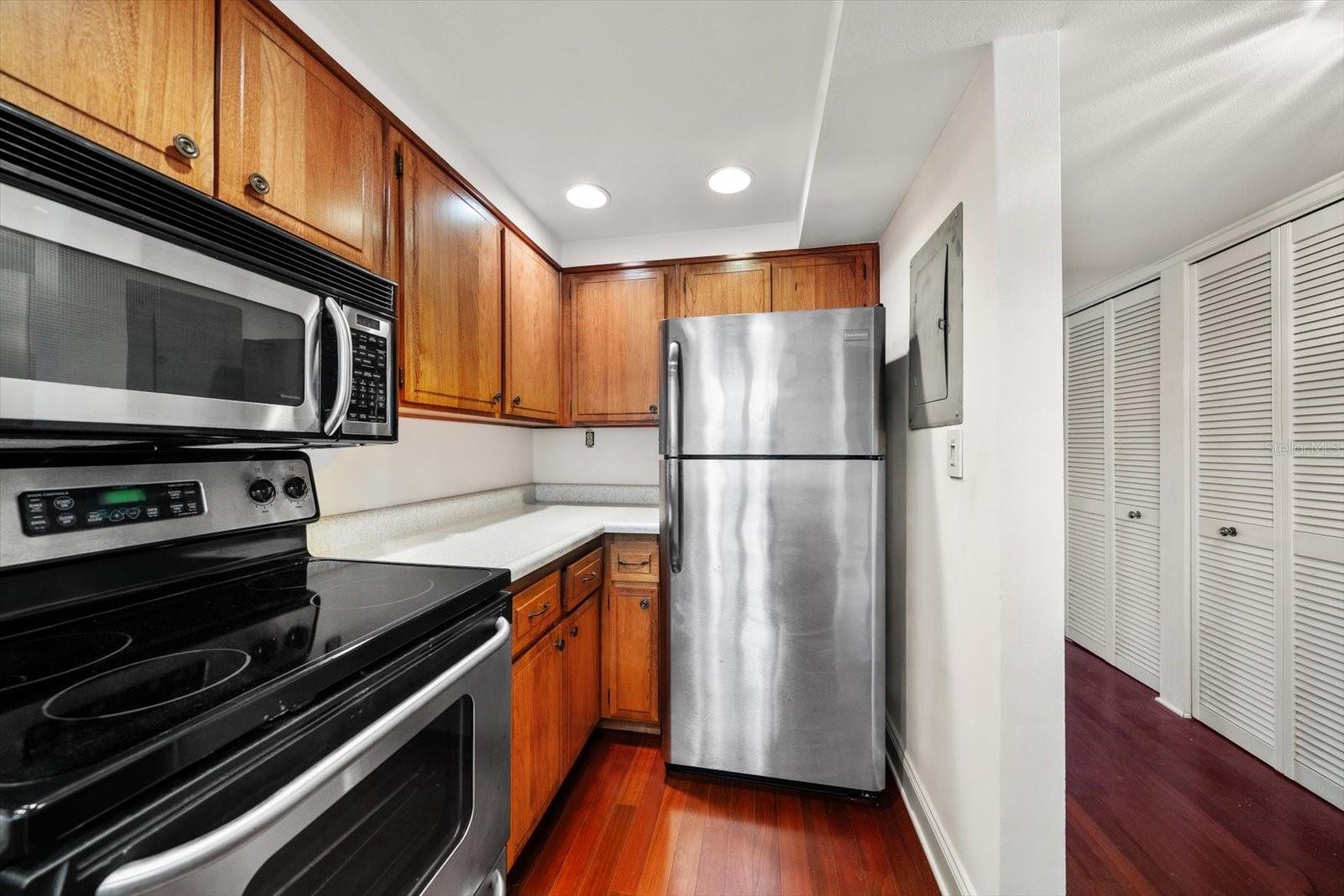 SUNSHINE TOWERS APT RESIDENCES - Residential