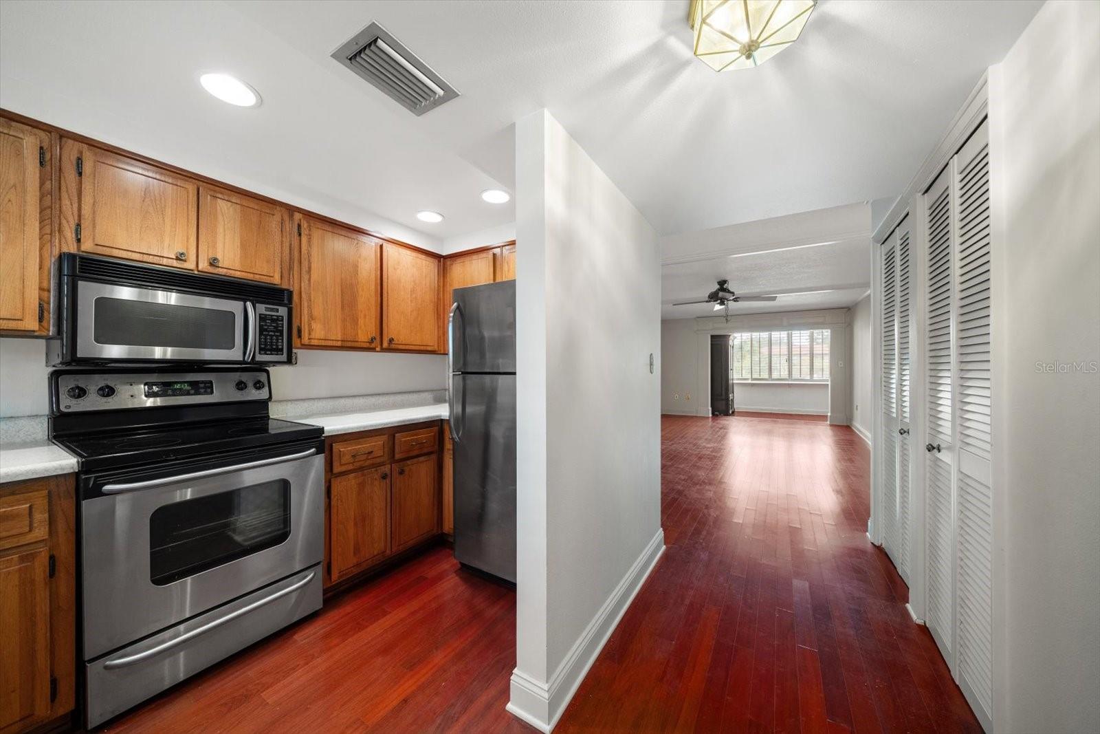 SUNSHINE TOWERS APT RESIDENCES - Residential