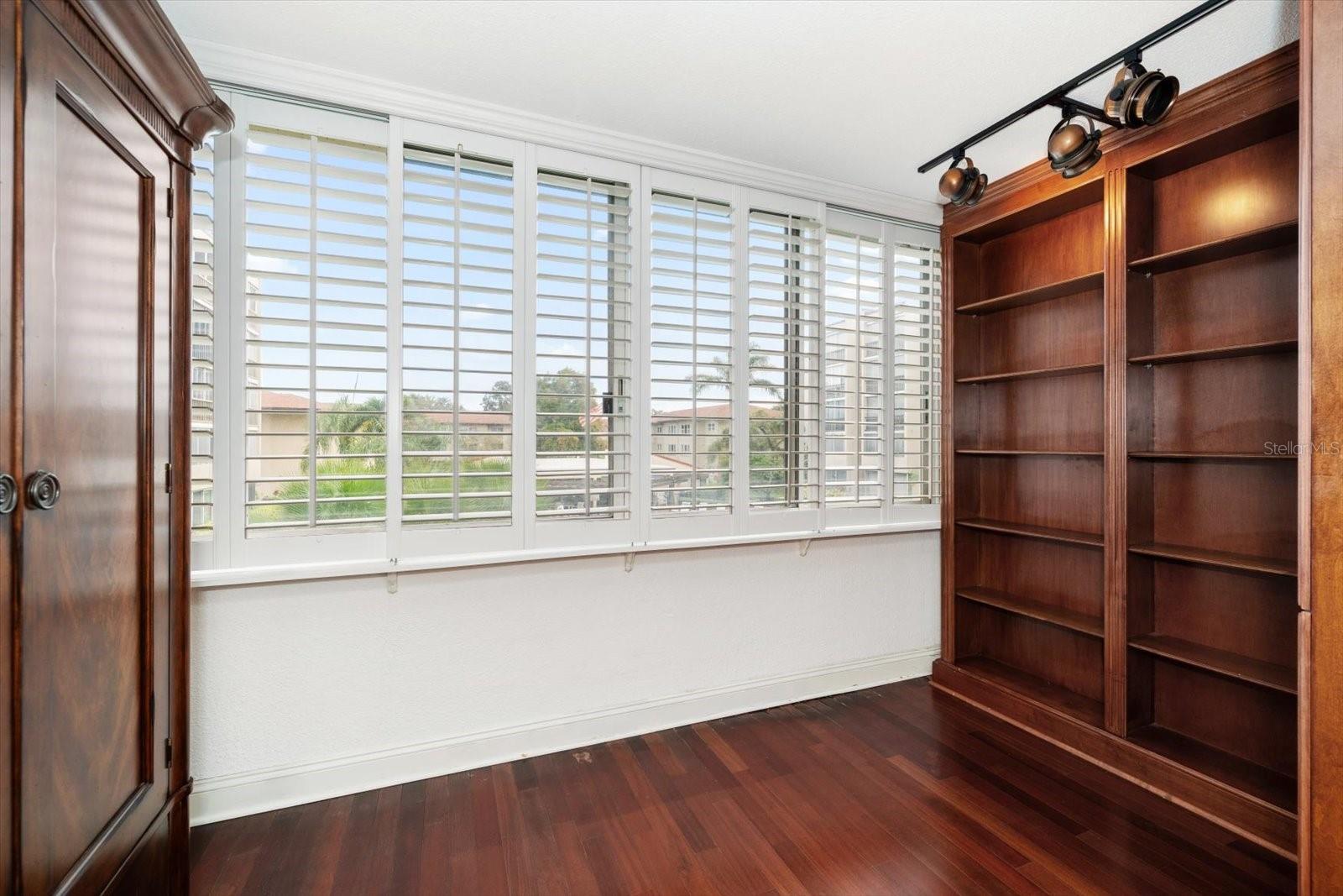 SUNSHINE TOWERS APT RESIDENCES - Residential