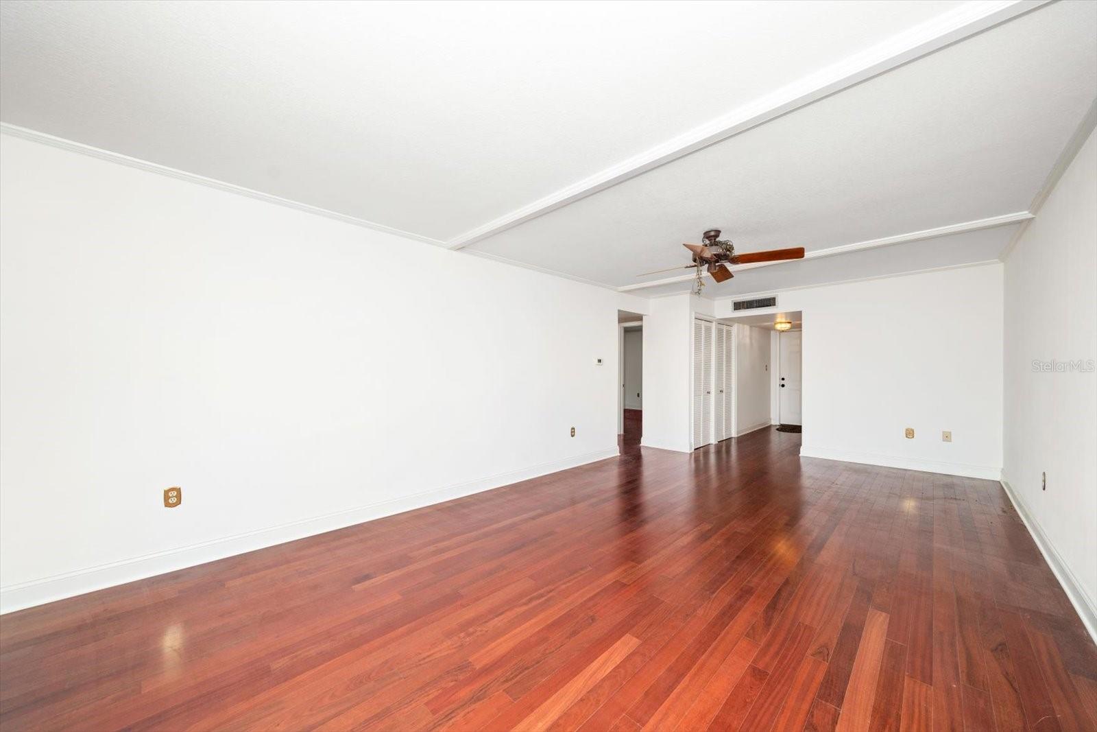 SUNSHINE TOWERS APT RESIDENCES - Residential