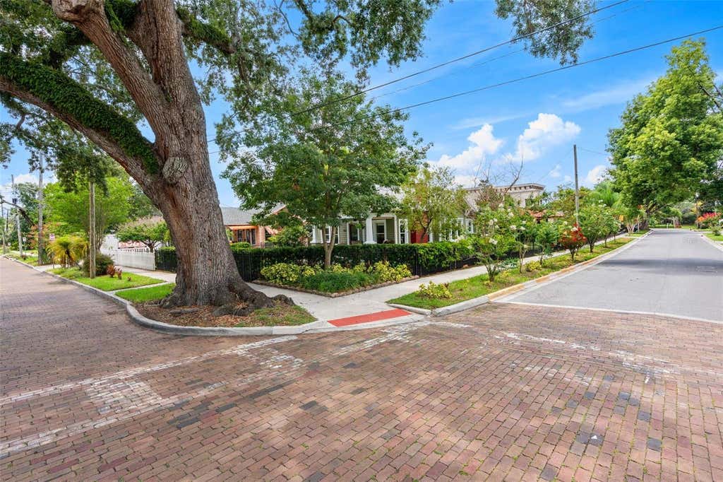 Photo of 900 E Pine Street, Orlando, FL 32801 (MLS # O6416878)
