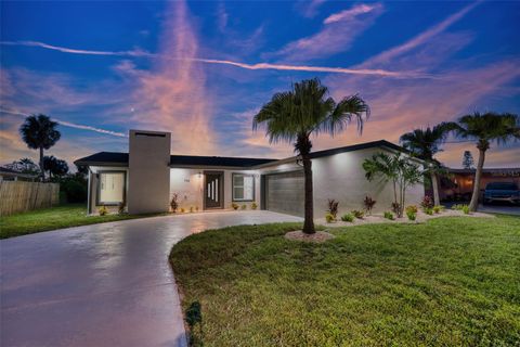Photo of 736 Gran Kaymen Way, Apollo Beach, FL 33572 (MLS # TB8429065)