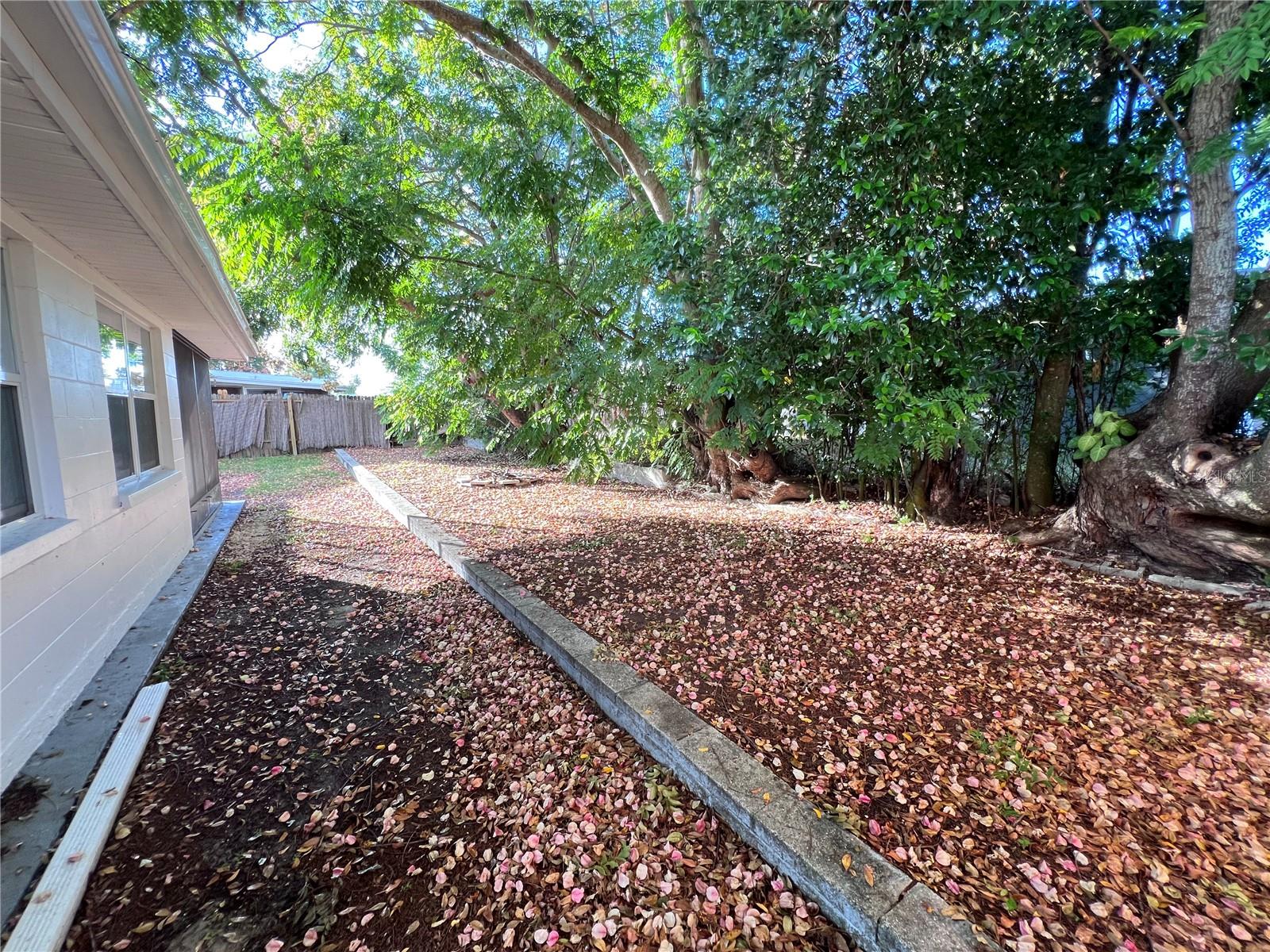 LA VILLA GARDENS - Residential Lease