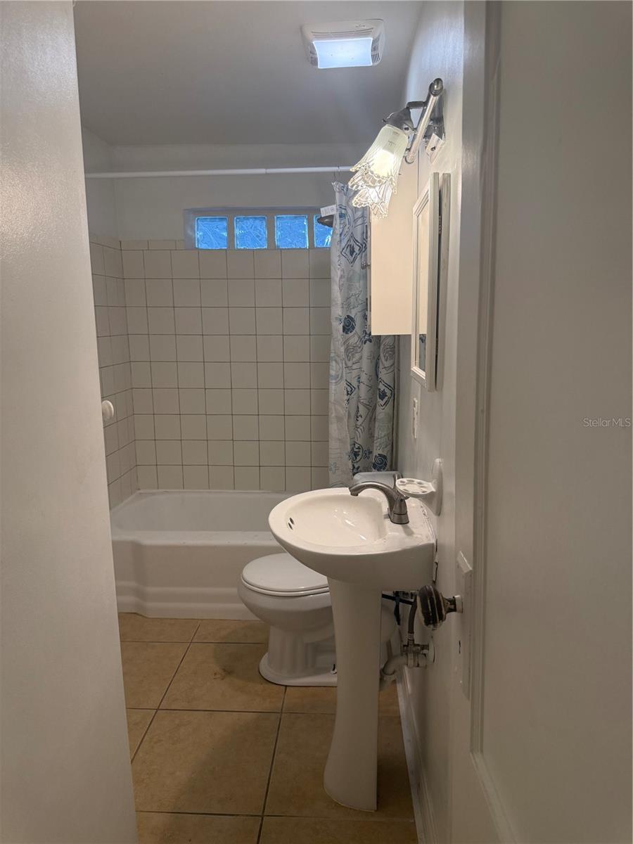 NORTH SHORE PARK - Residential Lease