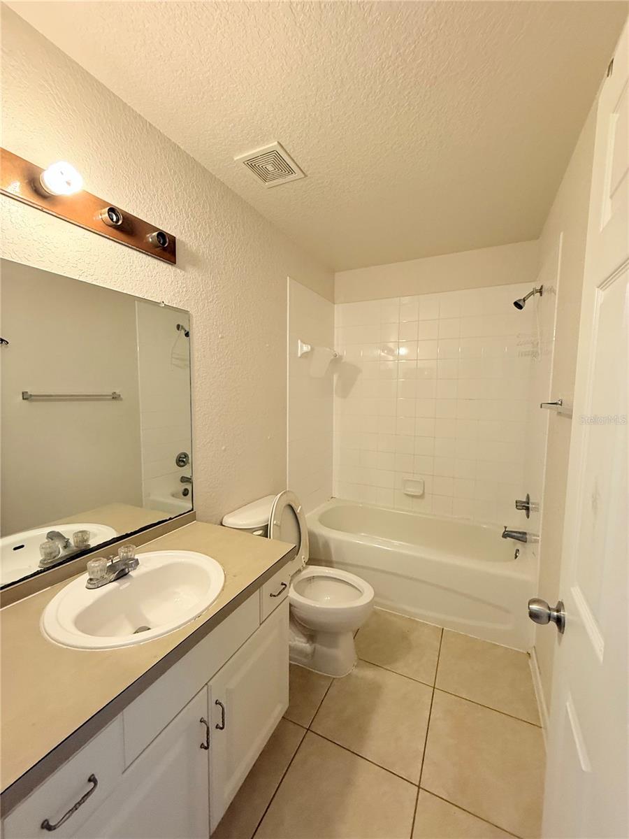 EMERALD POINTE TWNHMS AT TA - Residential Lease