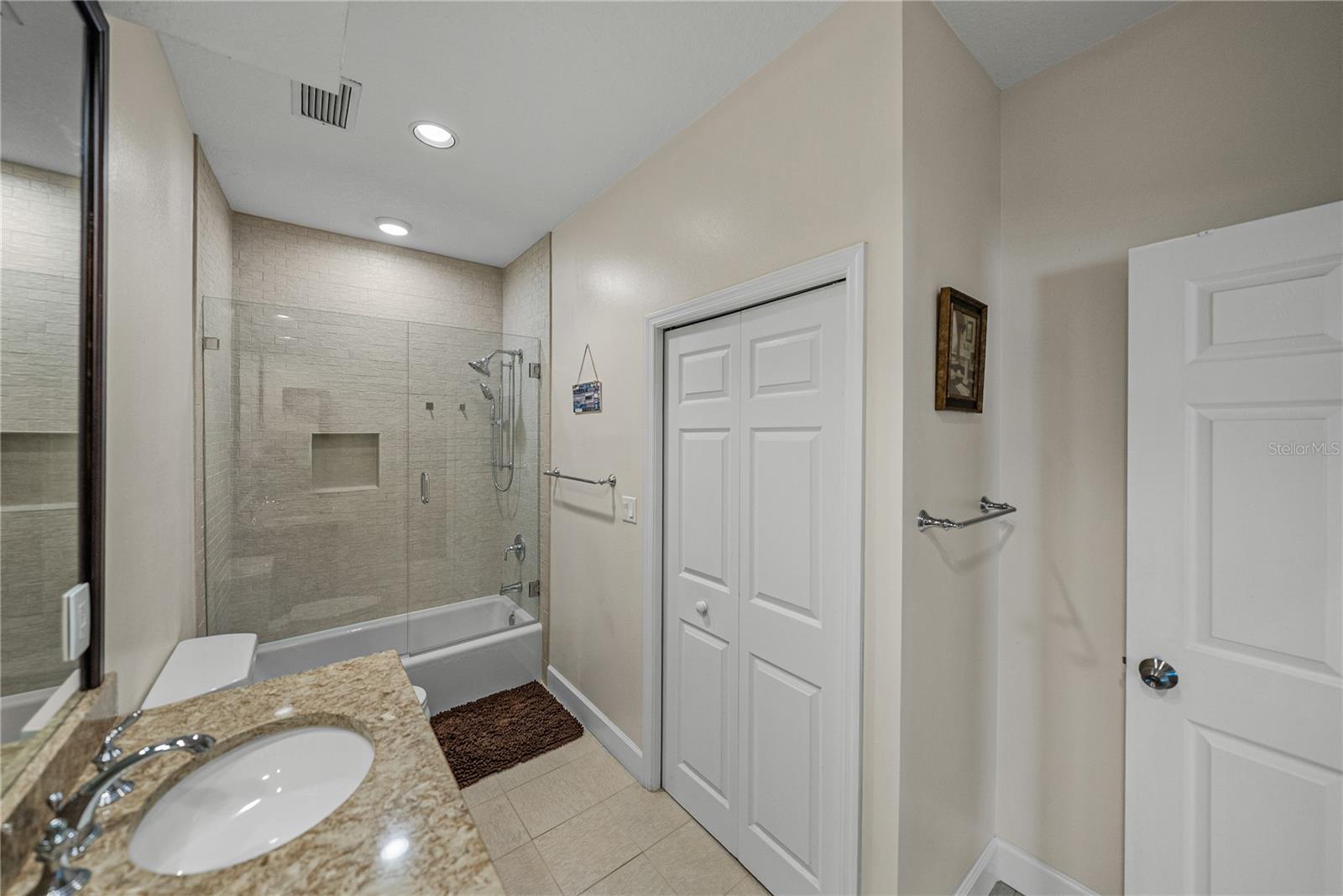 HICKORY LAKES MANOR - Residential