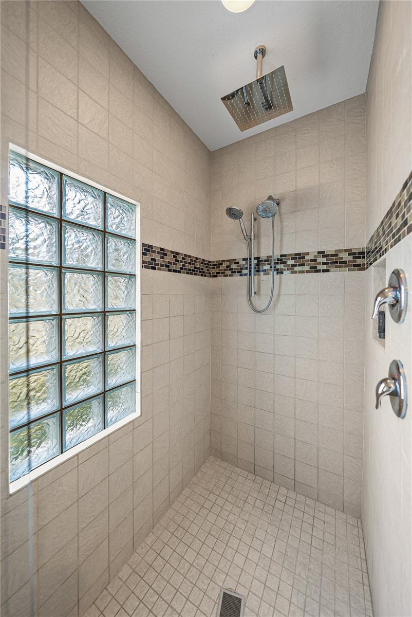 HICKORY LAKES MANOR - Residential