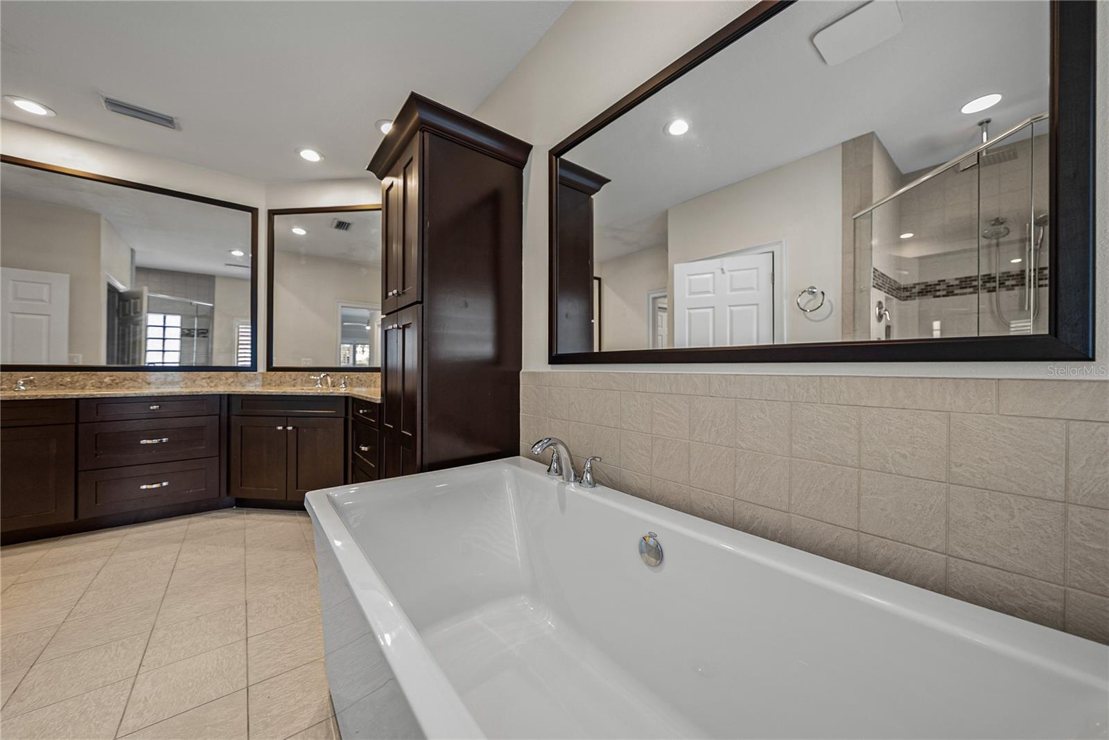 HICKORY LAKES MANOR - Residential