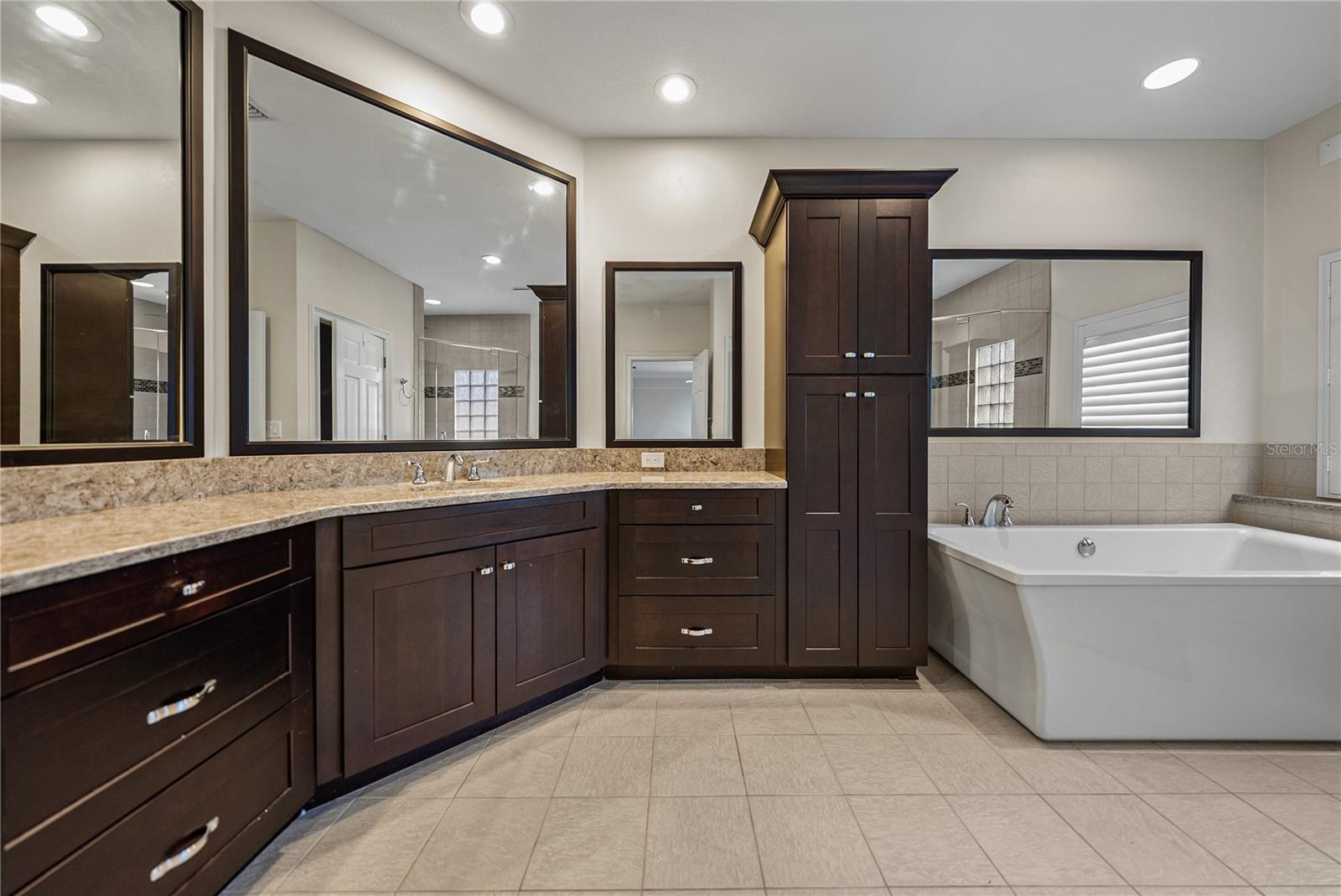 HICKORY LAKES MANOR - Residential