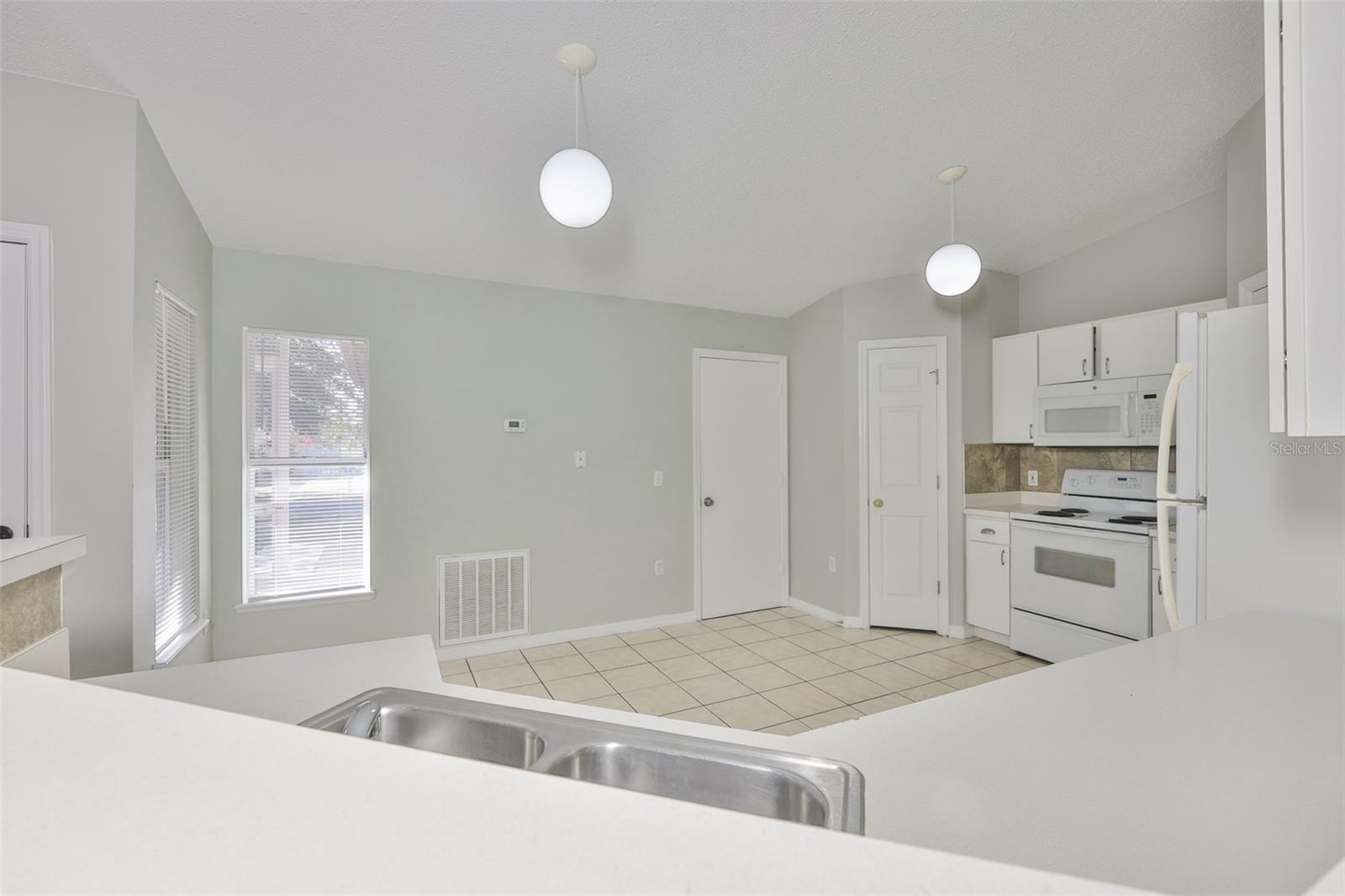 VILLAGES OF LAKE ST CHARLES PH - Residential Lease