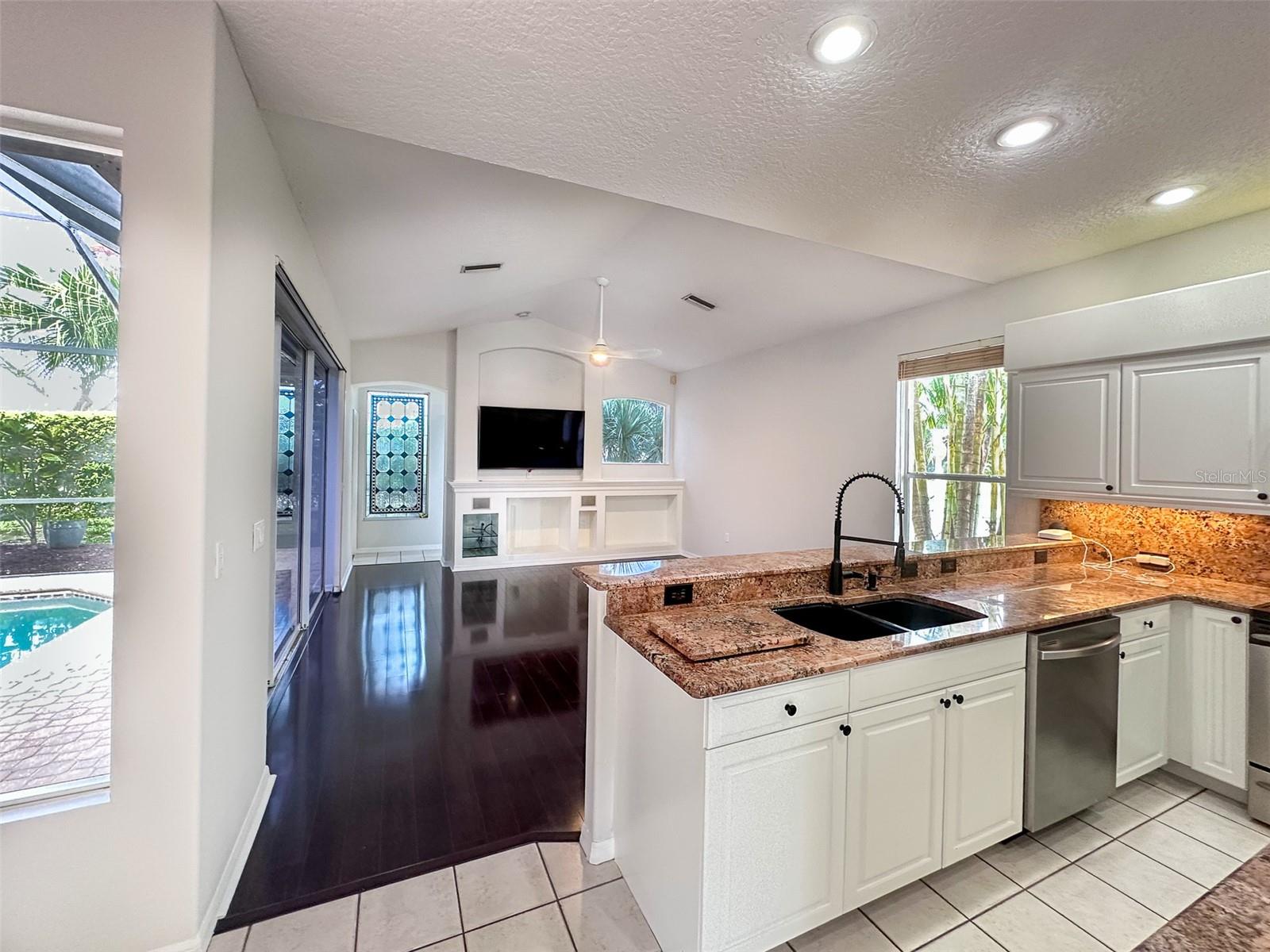HUNTINGTON POINTE - Residential