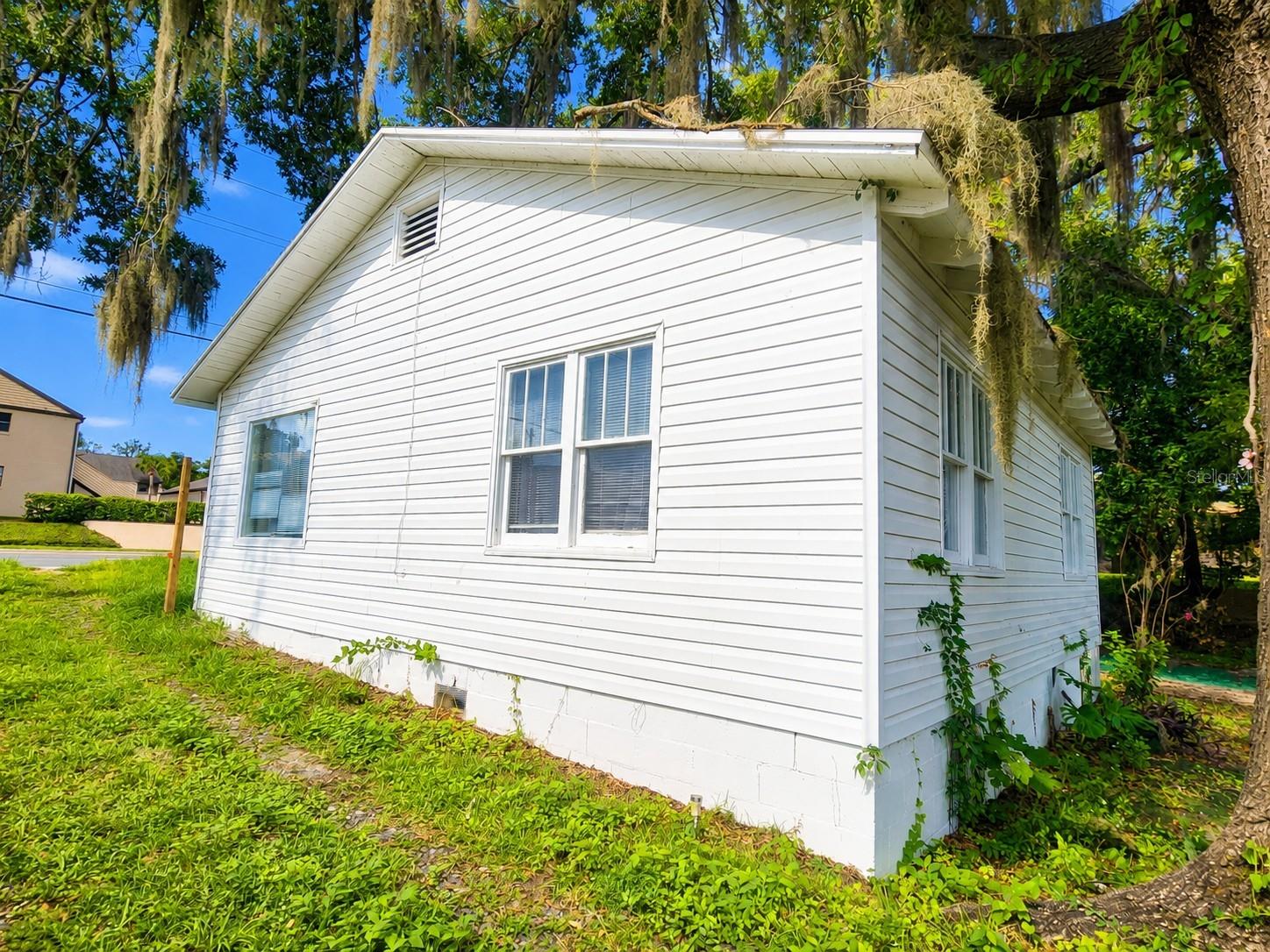 Casas a venda 2 - Jen Dantas 617 NE 25TH AVENUE