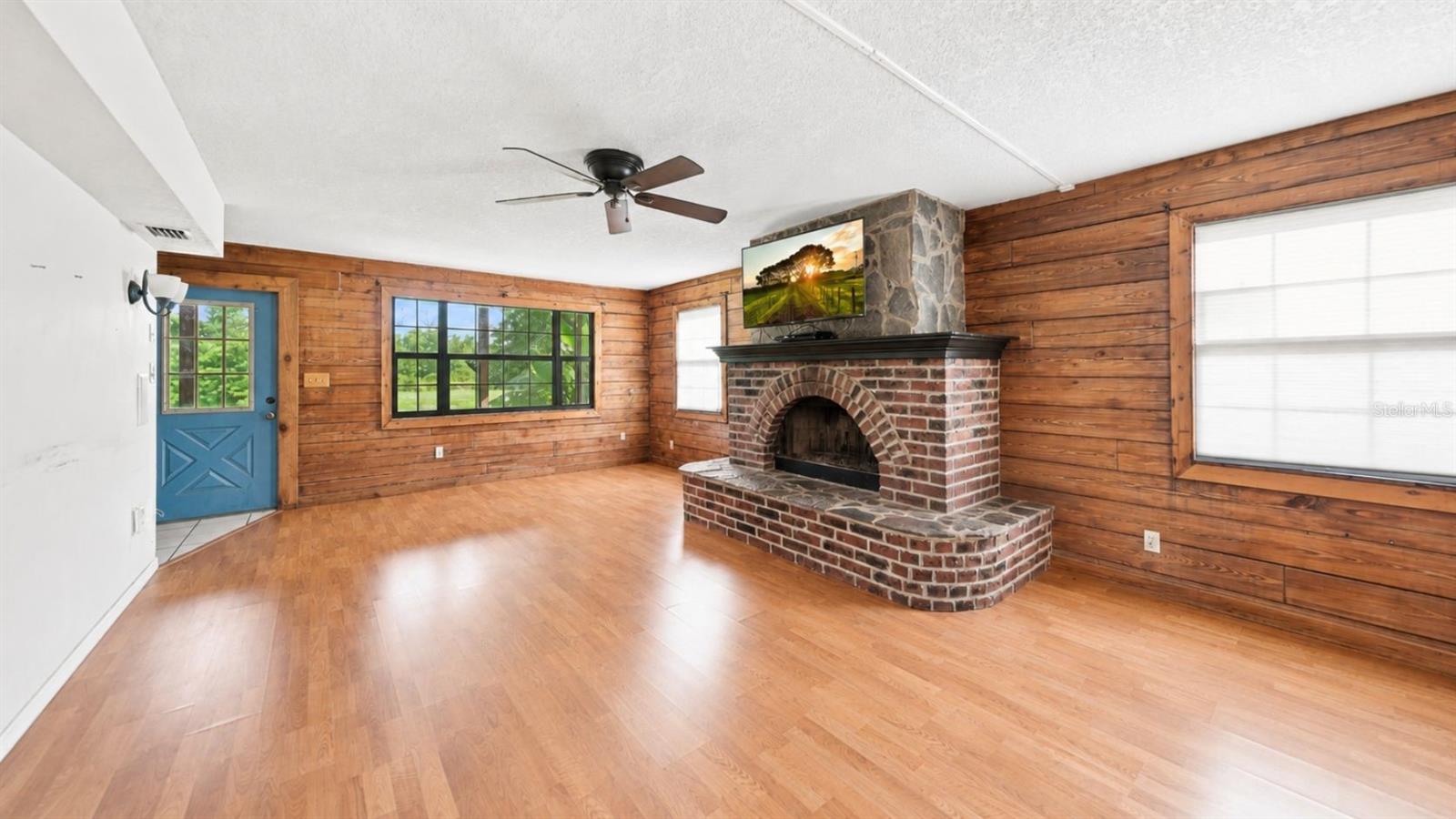 6609 PINEWOOD LANE