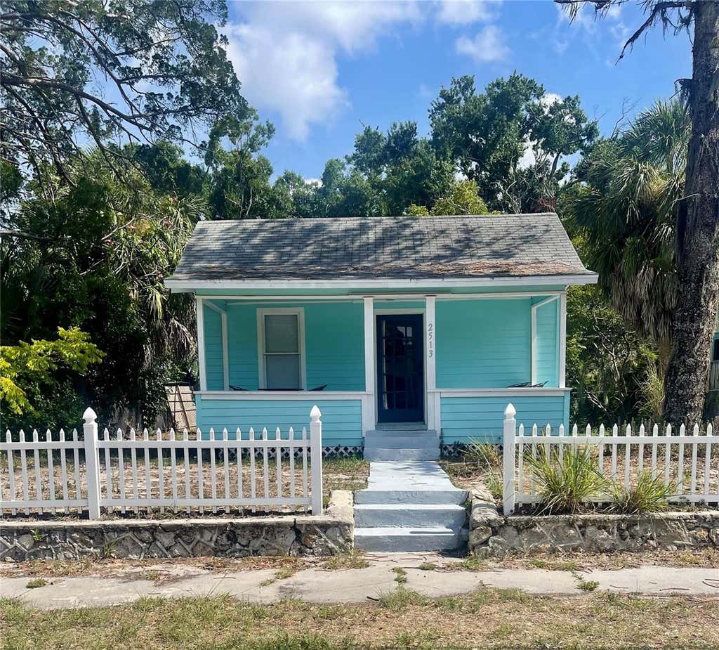 Photo of 2513 8th Avenue W, Bradenton, FL 34205 (MLS # A4697343)