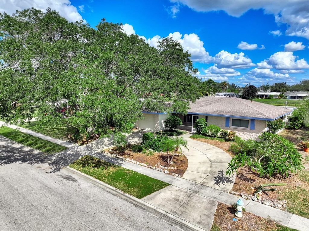 Photo of 3304 Kenmore Drive, Sarasota, FL 34231 (MLS # A4685259)