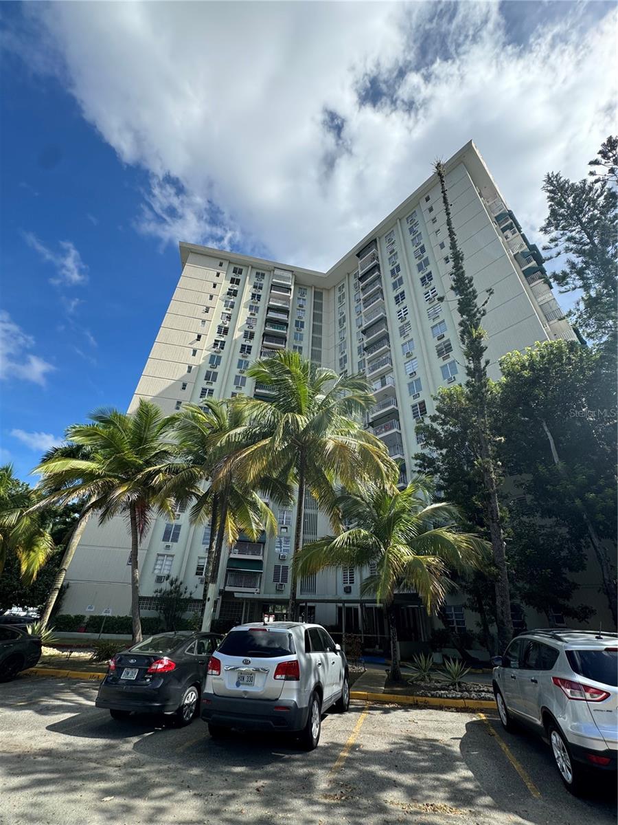 Apartment with a "Prime" location in the center of San Juan, offering a panoramic view. It features 3 bedrooms and 2 remodeled bathrooms, a walk-in closet in the master bedroom, a living-dining room, kitchen, storm-proof security door, and a large exterior balcony. This apartment is located in a complex with recreational areas such as a swimming pool, tennis and basketball courts, an activity area, and a walking track surrounded by nature. 24/7 security.
