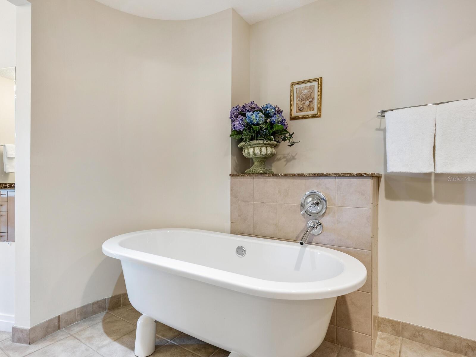 CRESCENT SIESTA KEY - Residential