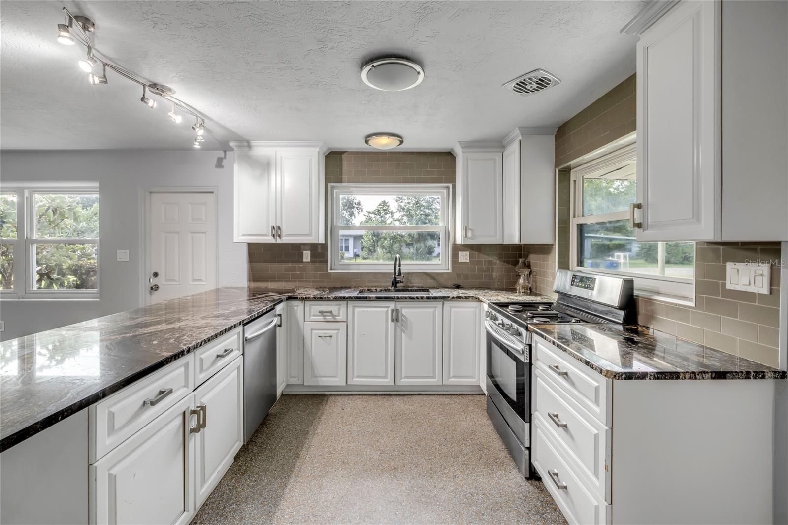 ELLISON HOMES ROYAL - Residential
