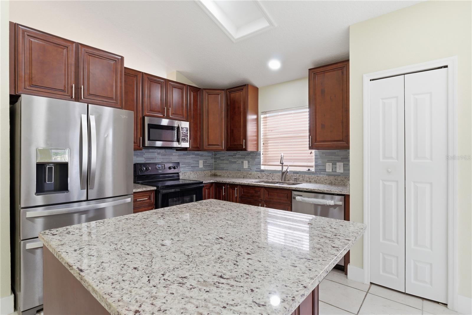 ANDOVER CAY PH 01 44/98 - Residential