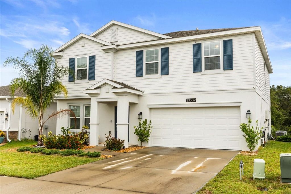 Photo of 33582 Sky Blossom Circle, Leesburg, FL 34788 (MLS # G5102968)
