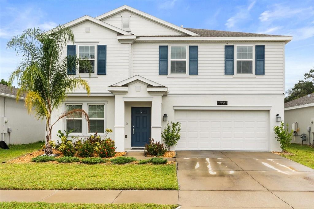 Photo of 33582 Sky Blossom Circle, Leesburg, FL 34788 (MLS # G5102968)