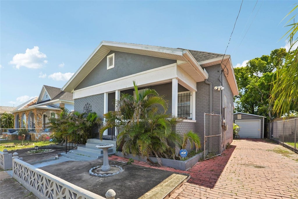 Photo of 2318 W Cordelia Street, Tampa, FL 33607 (MLS # TB8560974)