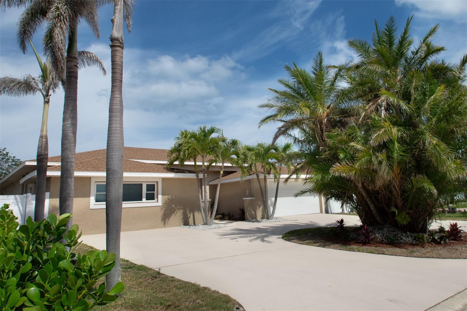 2504 HIBISCUS DRIVE W