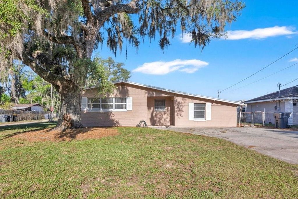 Photo of 218 Dennis Avenue, Winter Haven, FL 33880 (MLS # L4961409)