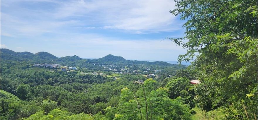 Lot #3. Land with partial ocean views and incredible sunsets. Mixed terrain with both mountainous and flat areas, featuring a beautiful spring where you can experience a peaceful retreat.