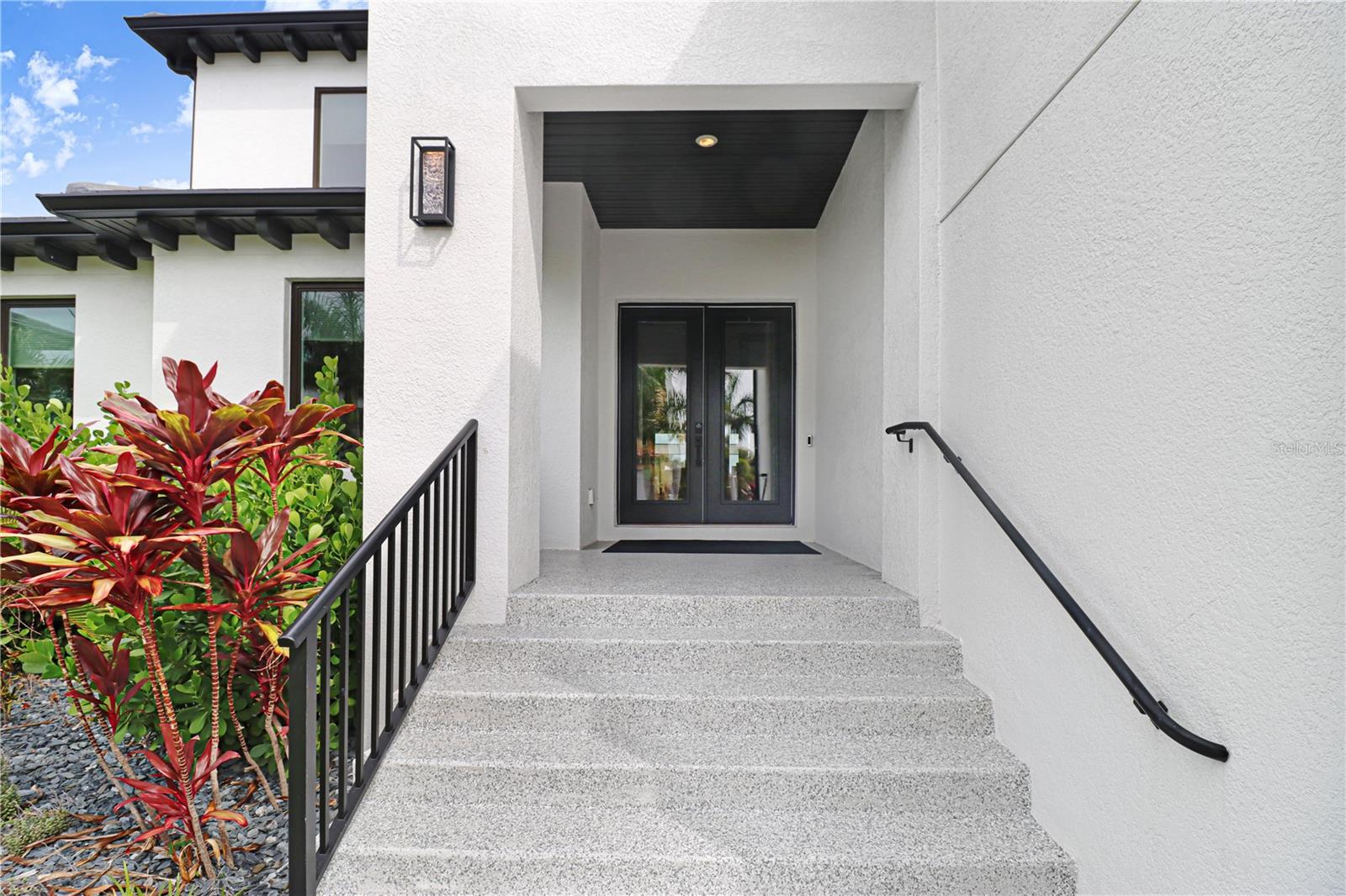 6104 LAGOMAR LANE