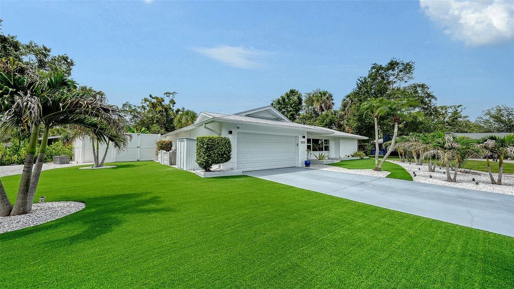 Photo of 2828 Suncrest Drive, Sarasota, FL 34239 (MLS # A4698395)