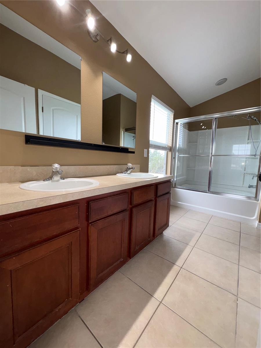 VILLAS AT ESTANCIA CONDO - Residential Lease