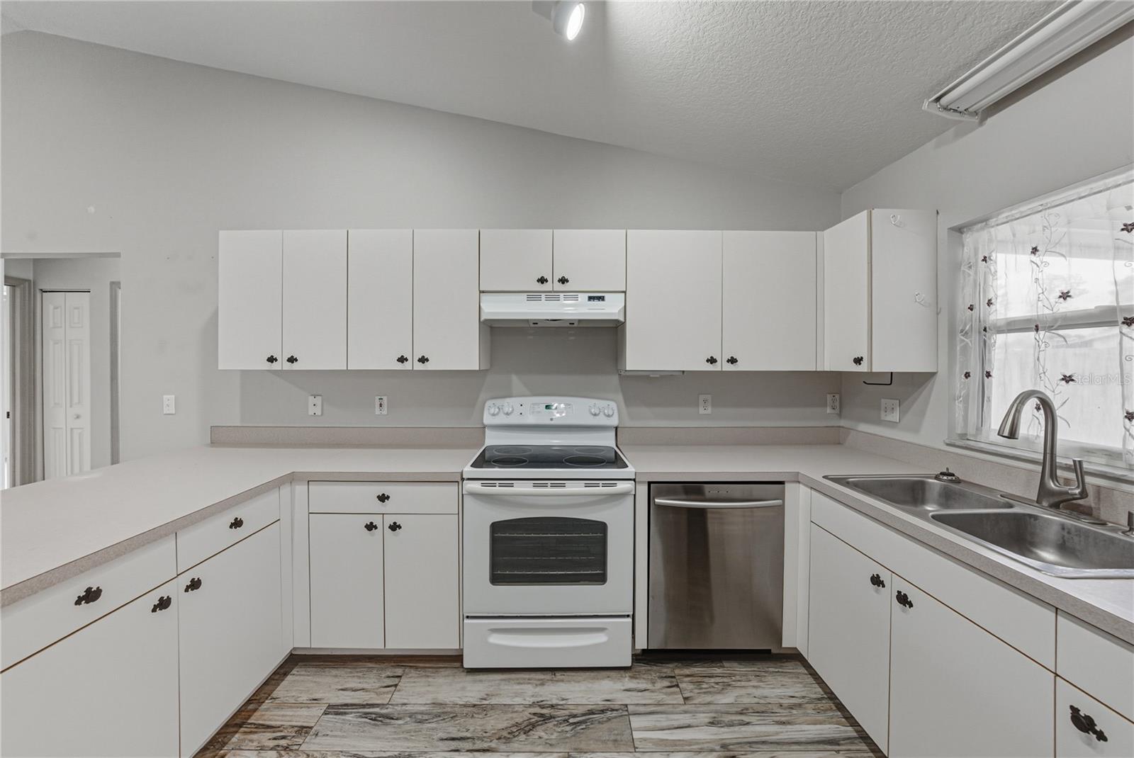 COURT SQUARE - Residential