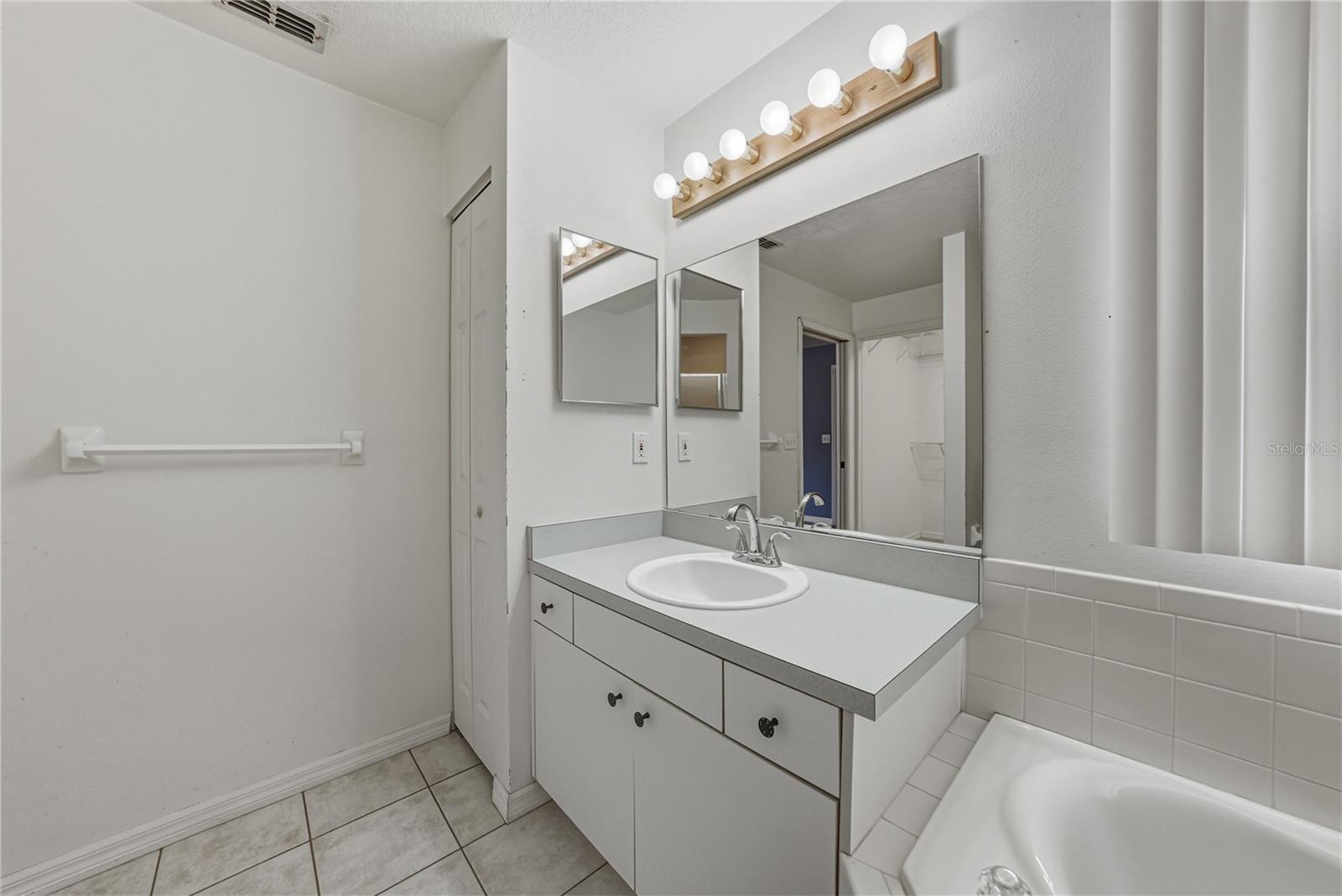 COURT SQUARE - Residential