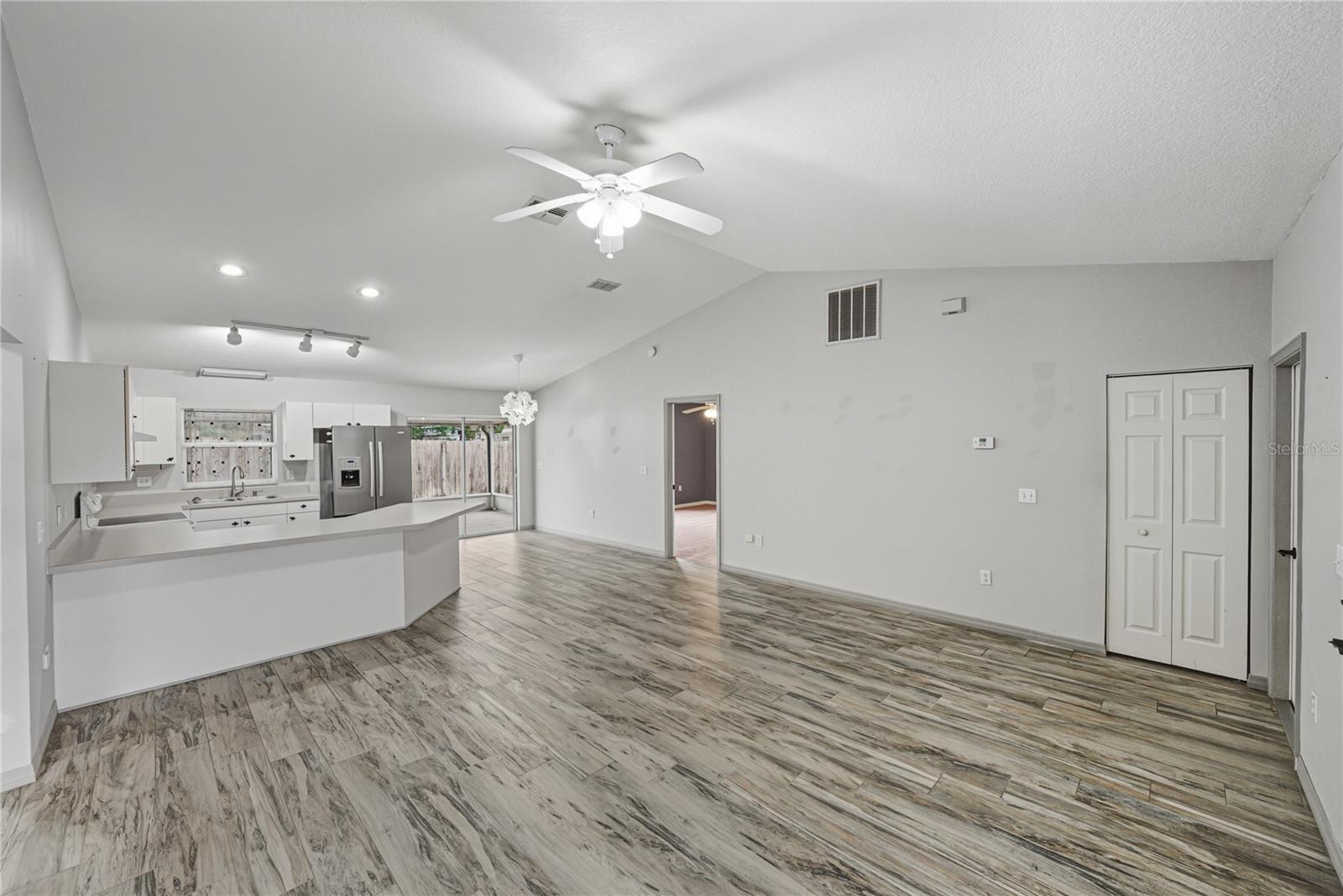 COURT SQUARE - Residential