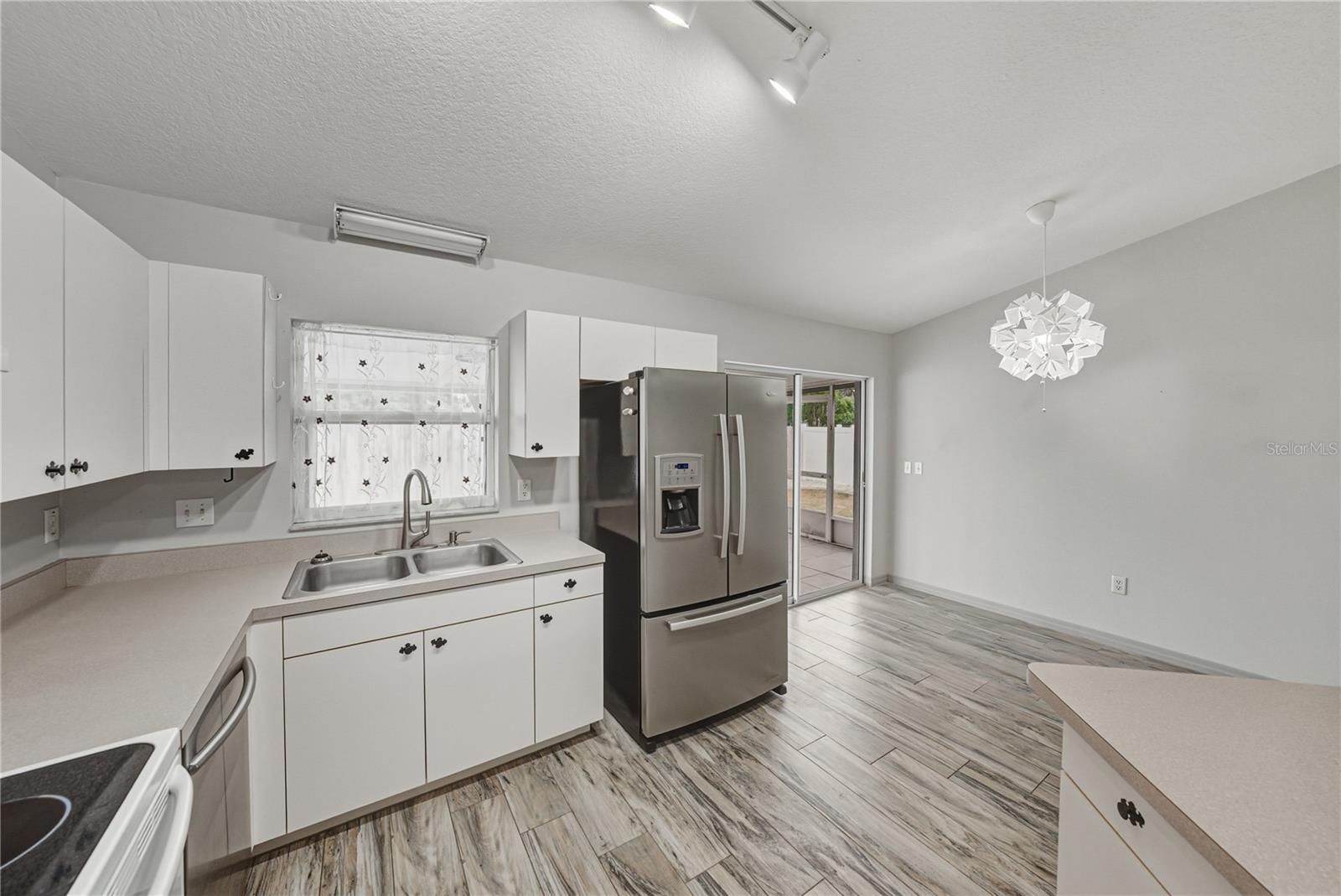 COURT SQUARE - Residential