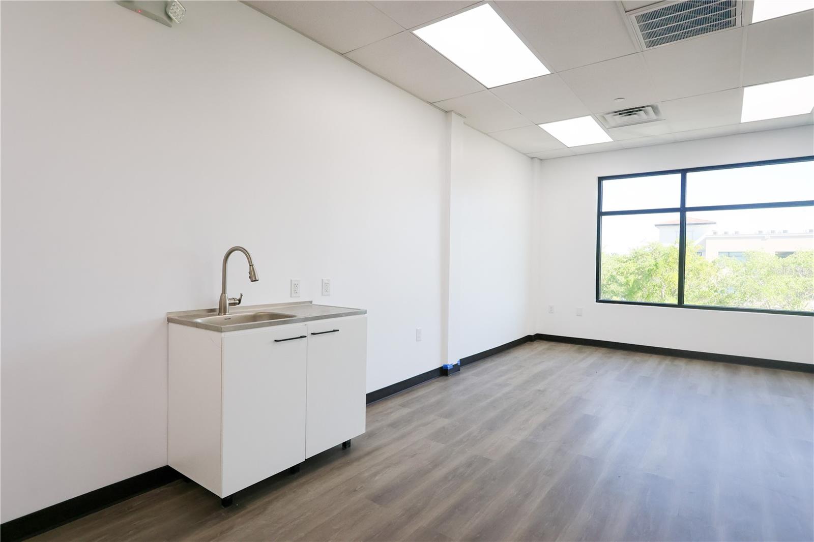 HUNTERS CREEK BUILDING O - Commercial Sale