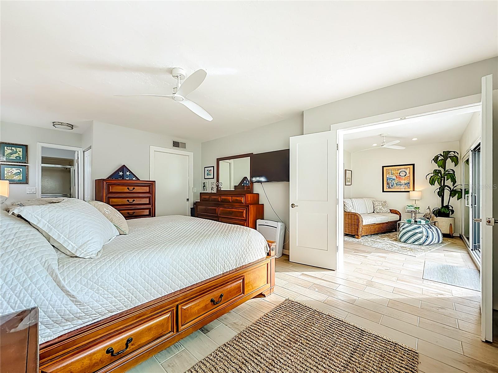 IMPERIAL POINT CONDO - Residential