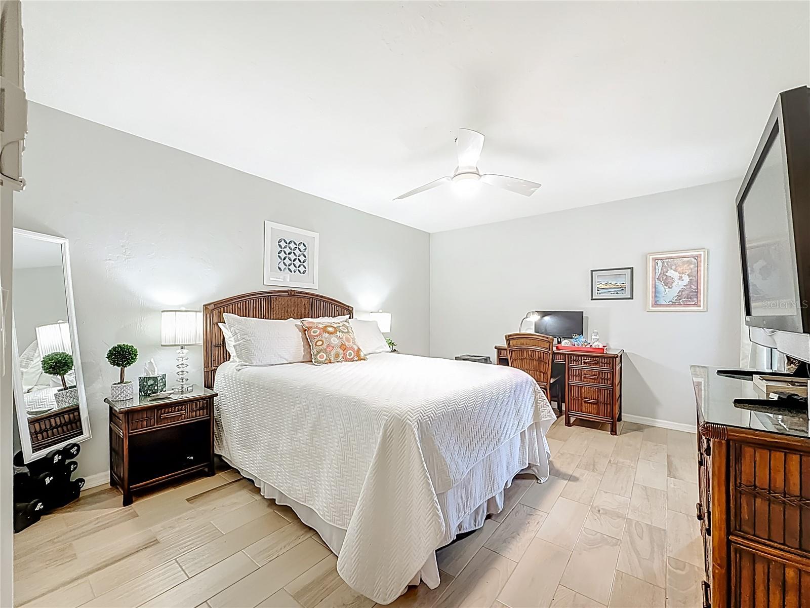 IMPERIAL POINT CONDO - Residential