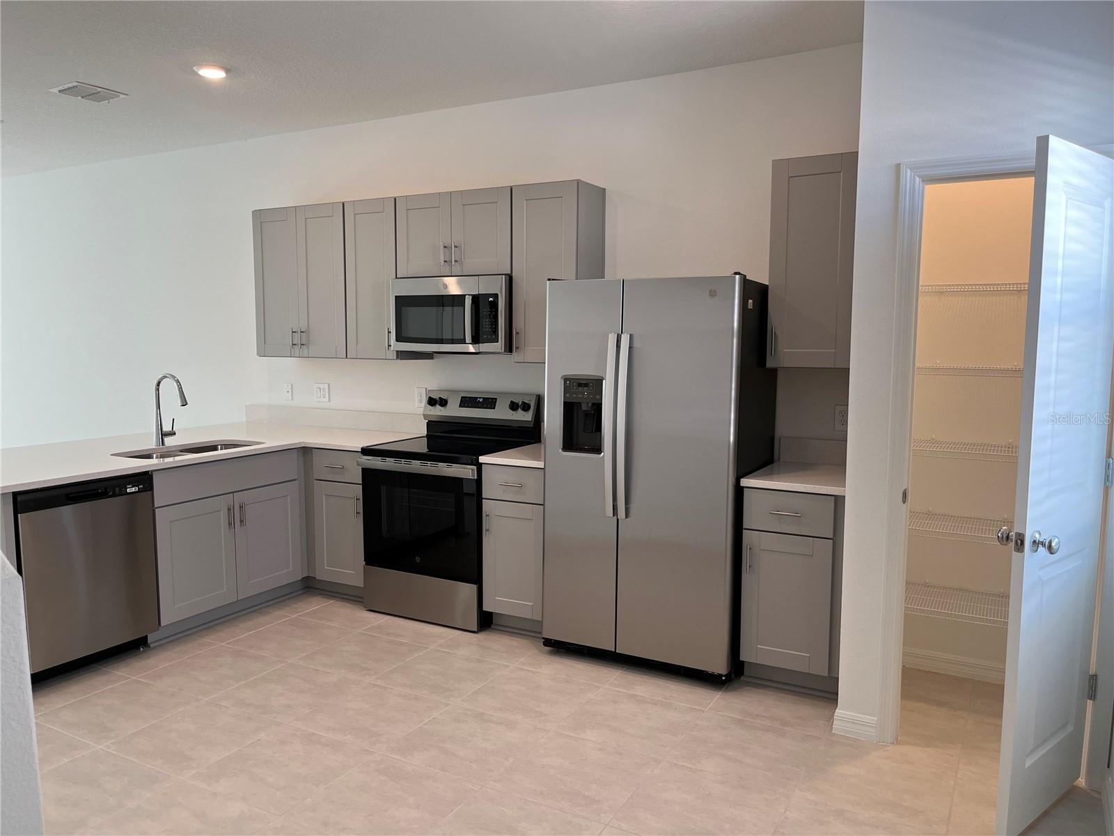 THE TOWNHOMES AT WESTVIEW - Residential Lease