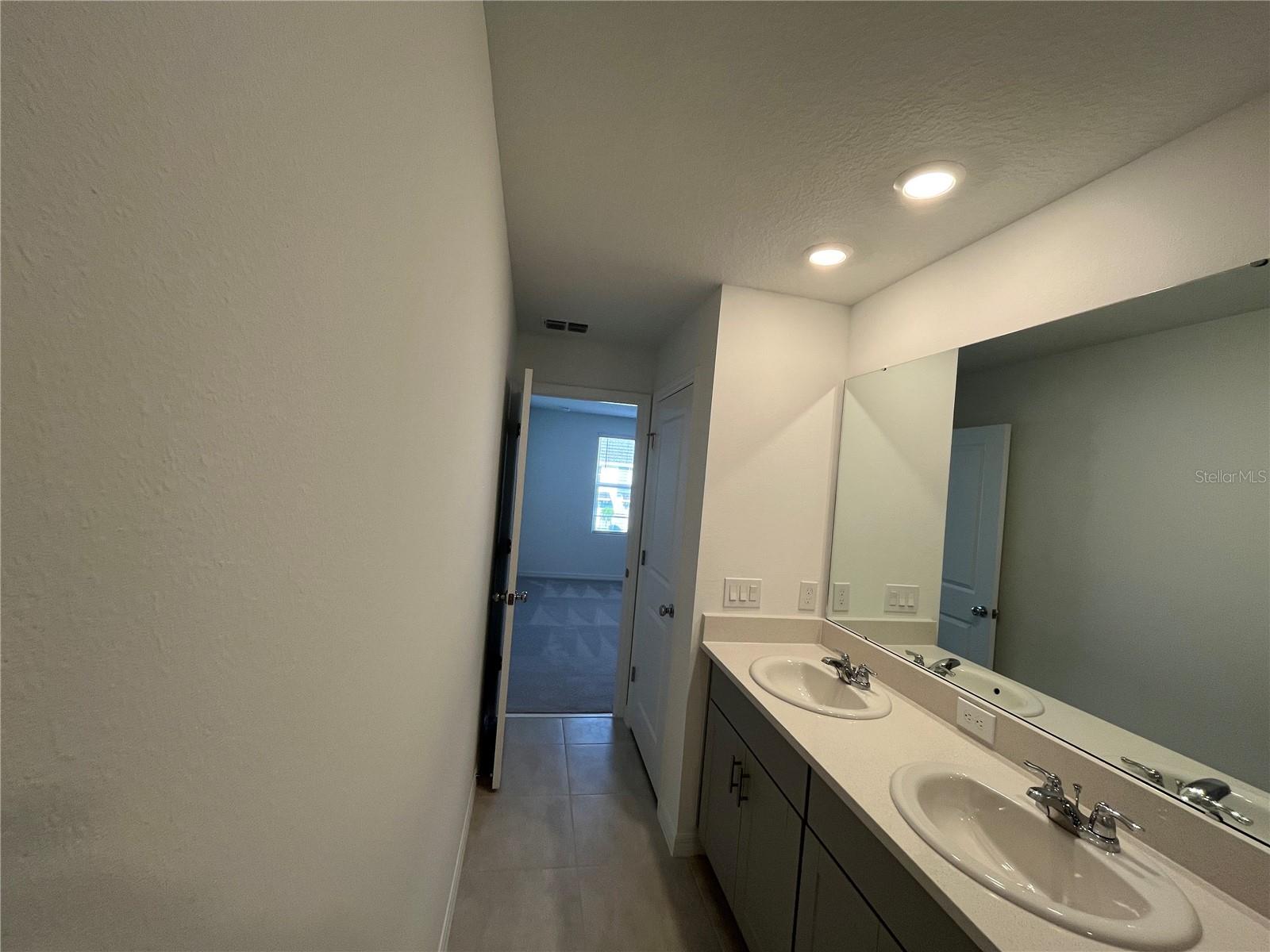 THE TOWNHOMES AT WESTVIEW - Residential Lease