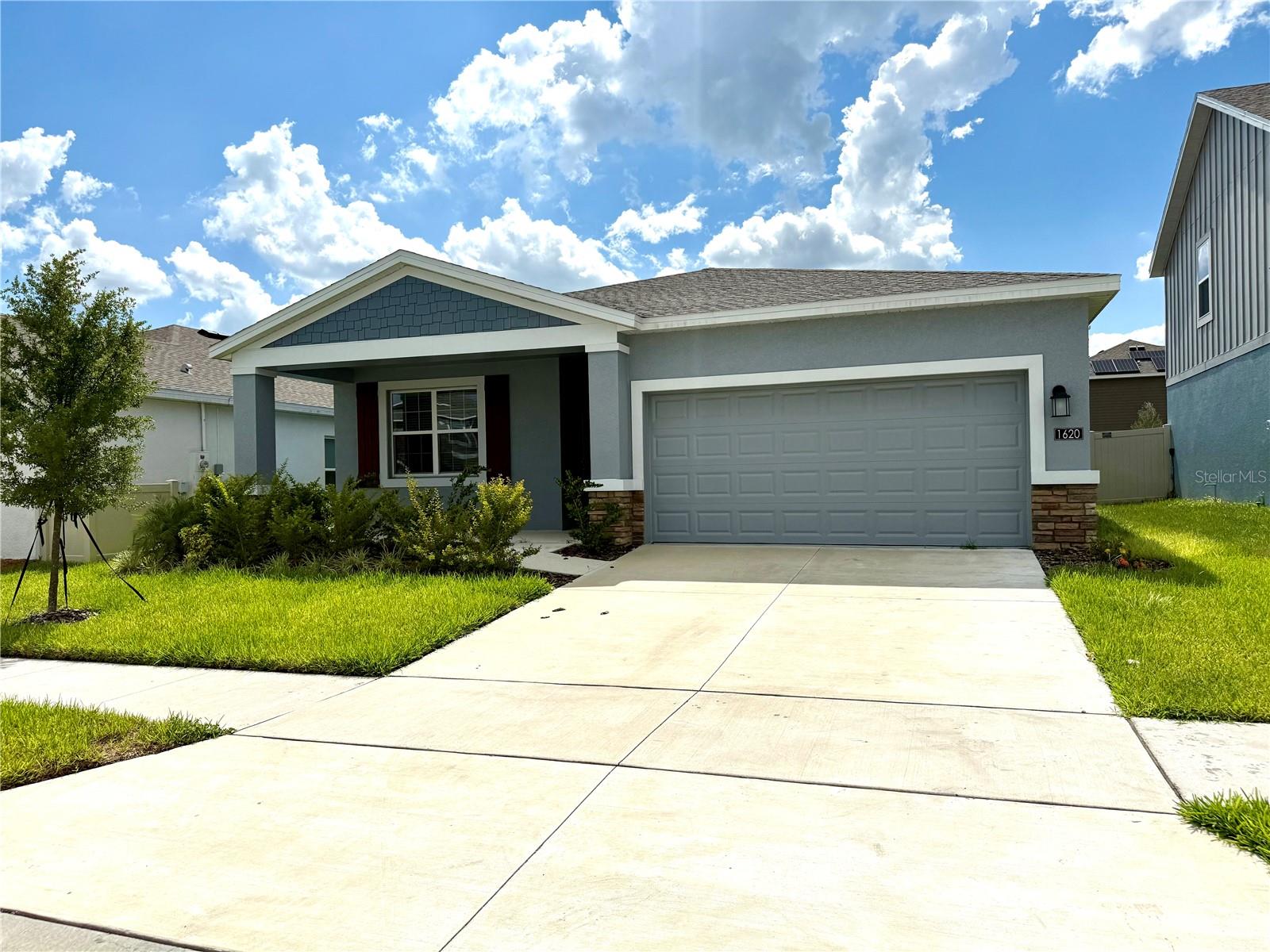 Great Opportunity!Discover this beautiful single-family home featuring 3 bedrooms, 2 bathrooms, a versatile den, and a spacious two-car garage. Located in a serene, resort-style community, residents enjoy premium amenities including a sparkling pool, cabana, playground, sports courts, fitness center, and more.
Conveniently situated near shopping centers, restaurants, parks, schools, and with easy access to major roadways.
Please note: This property features a Next Gen layout, however, only the main house will be available for rent.