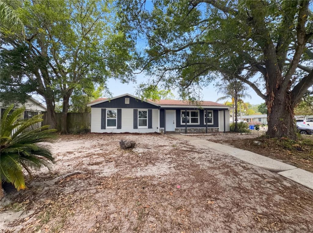 Photo of 2126 Smithfield Circle S, Lakeland, FL 33801 (MLS # O6397478)