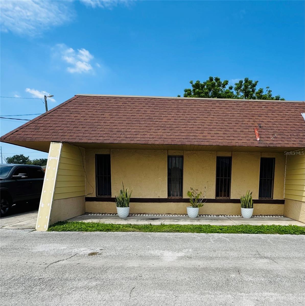 Available September 30, 2025, this well-appointed 850 sq. ft. office suite offers both convenience and comfort for your business needs.
Key Features:
• Private entry for you and your clients
• Shared kitchen & break room for added convenience
• Three dedicated parking spaces (with additional available if needed)
• Office furnishings included: desk, credenza, and two bookshelves
This space is ideal for professionals seeking a clean, functional, and move-in-ready office environment.
Schedule a private tour today and secure your business’s new home