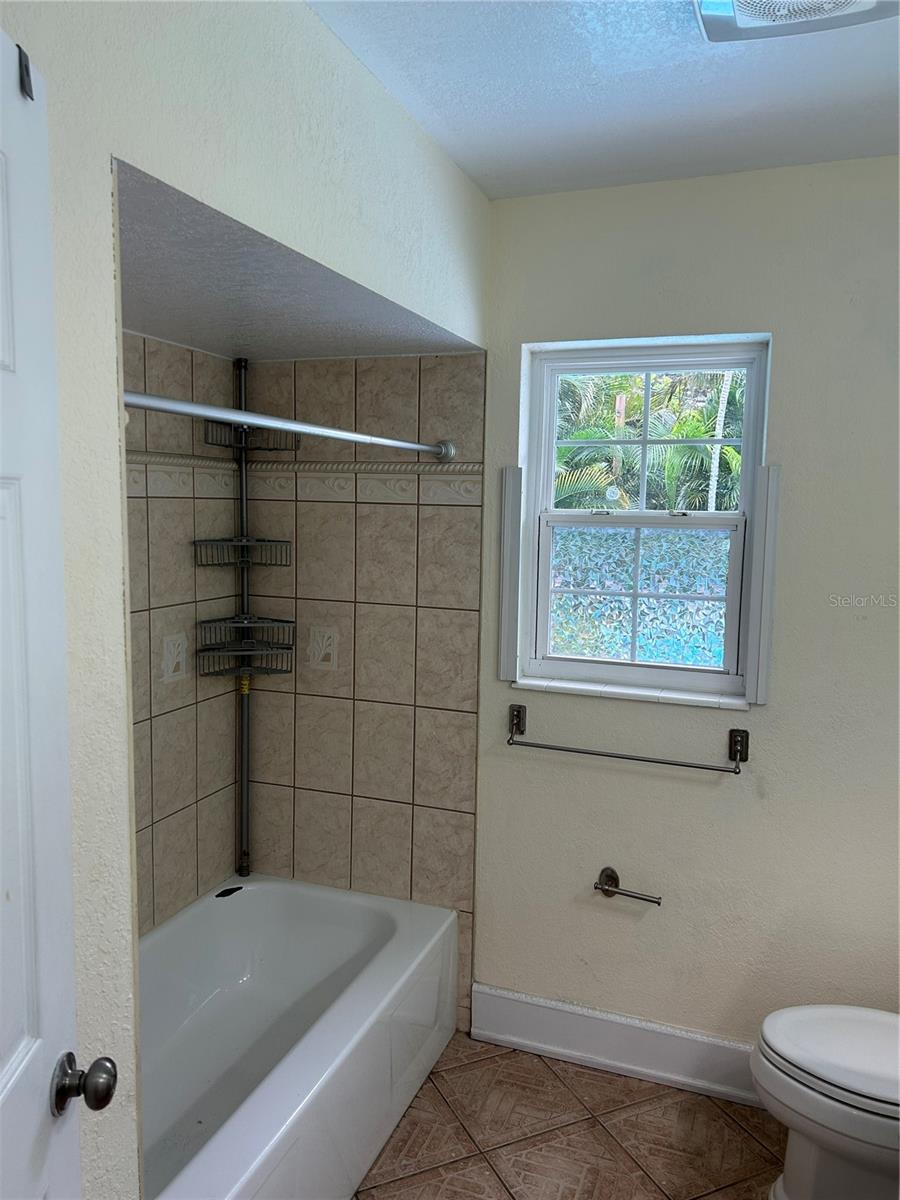 ROBERTSONS R E - Residential Lease
