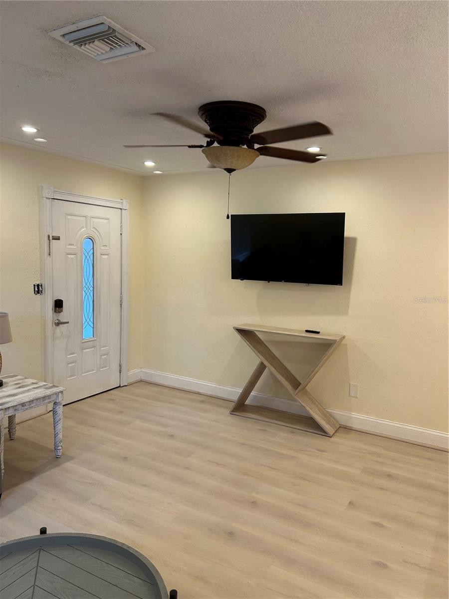 ROBERTSONS R E - Residential Lease