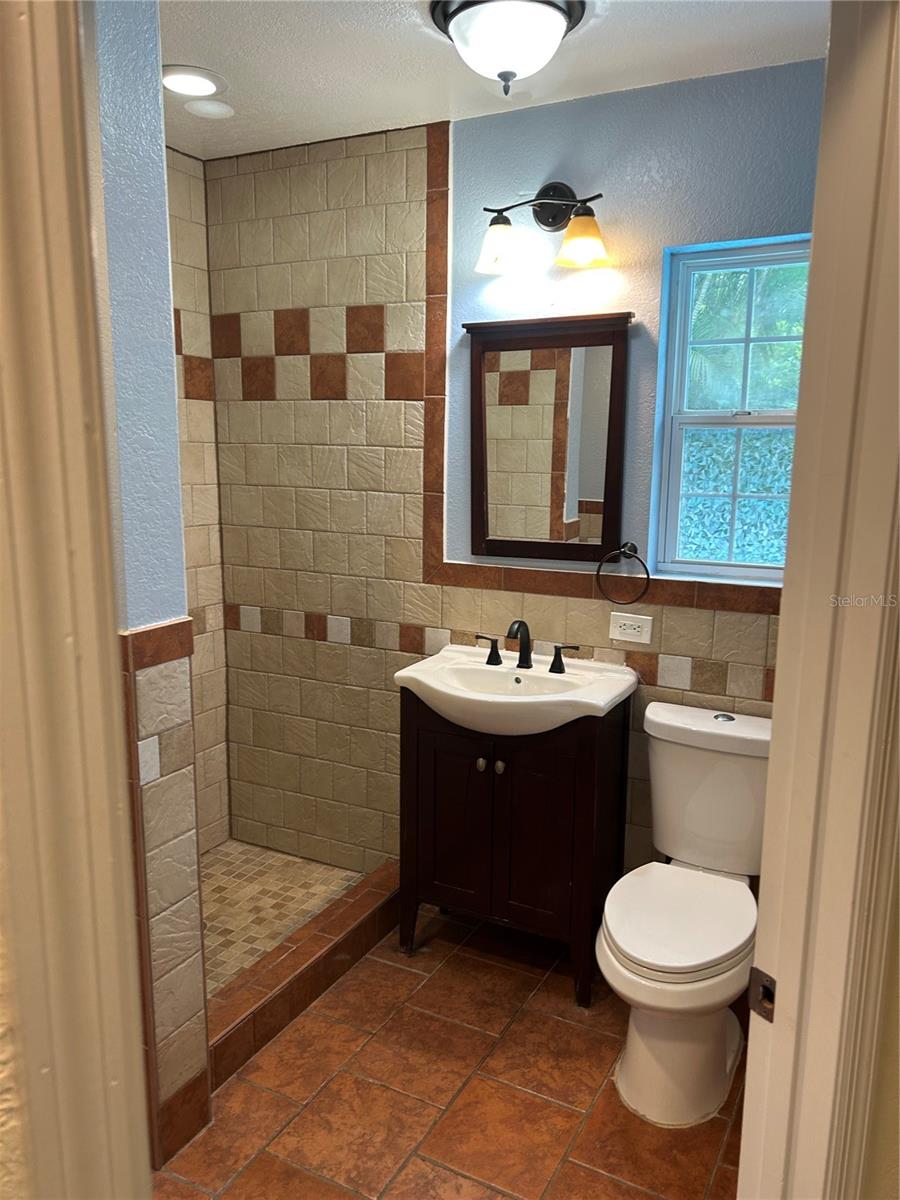 ROBERTSONS R E - Residential Lease