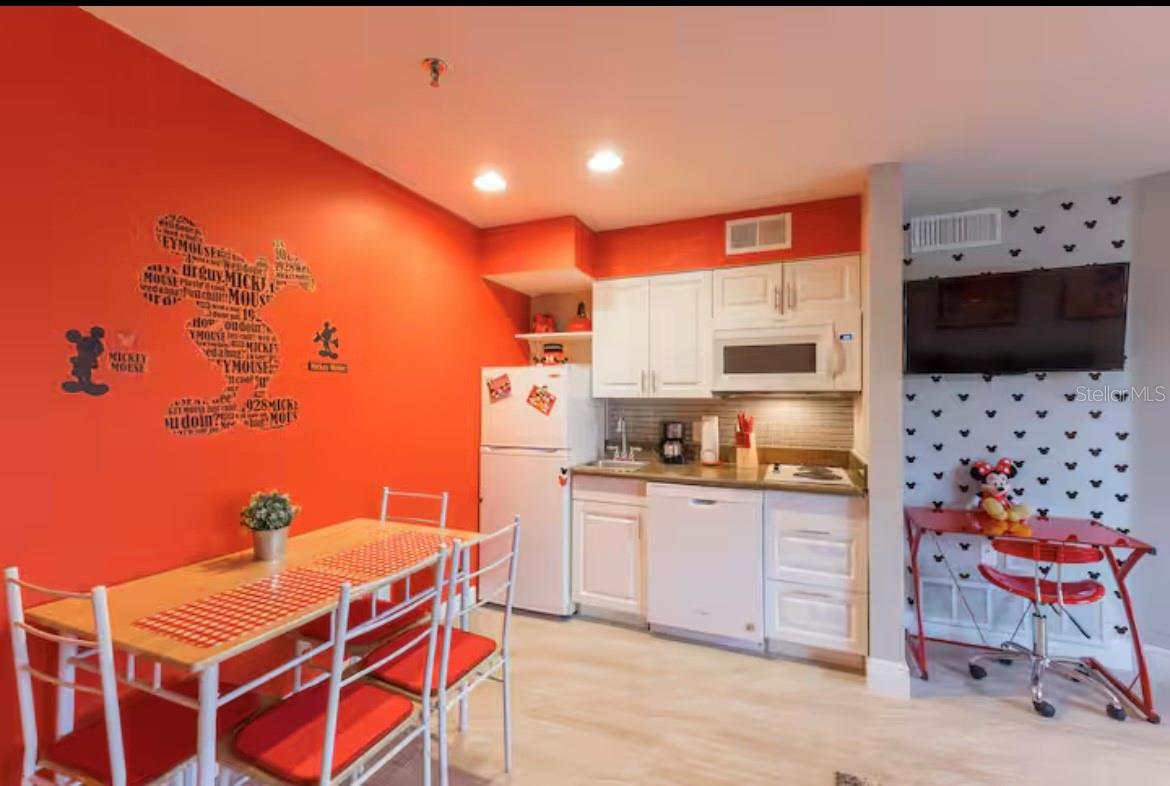 PARKWAY PALMS RESORT MAINGATE CONDO - Residential