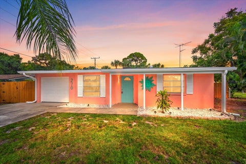 Photo of 270 W Seminole Drive, Venice, FL 34293 (MLS # A4705293)